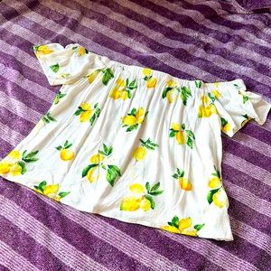 Top/Size Medium/Good Condition